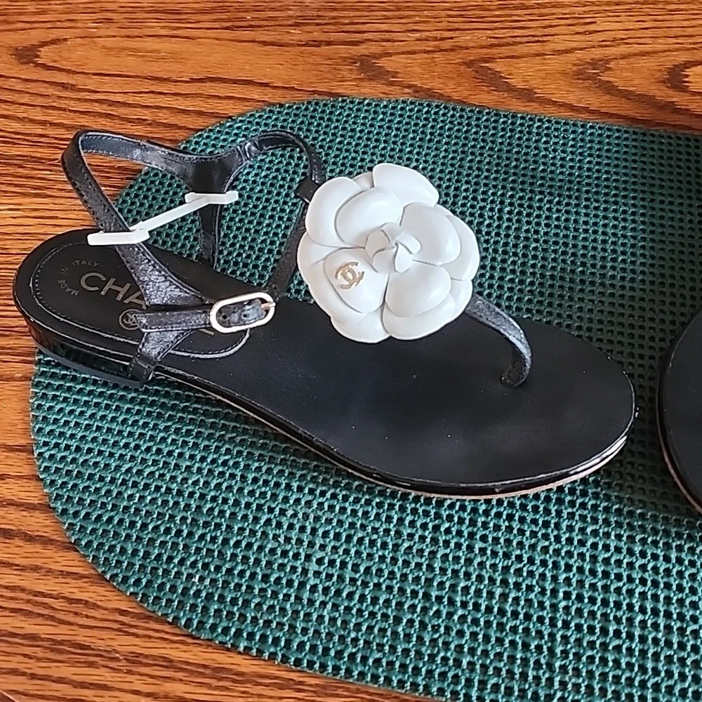 Beautiful black and white Sandals  with Camilla flower design - Picture 3 of 13